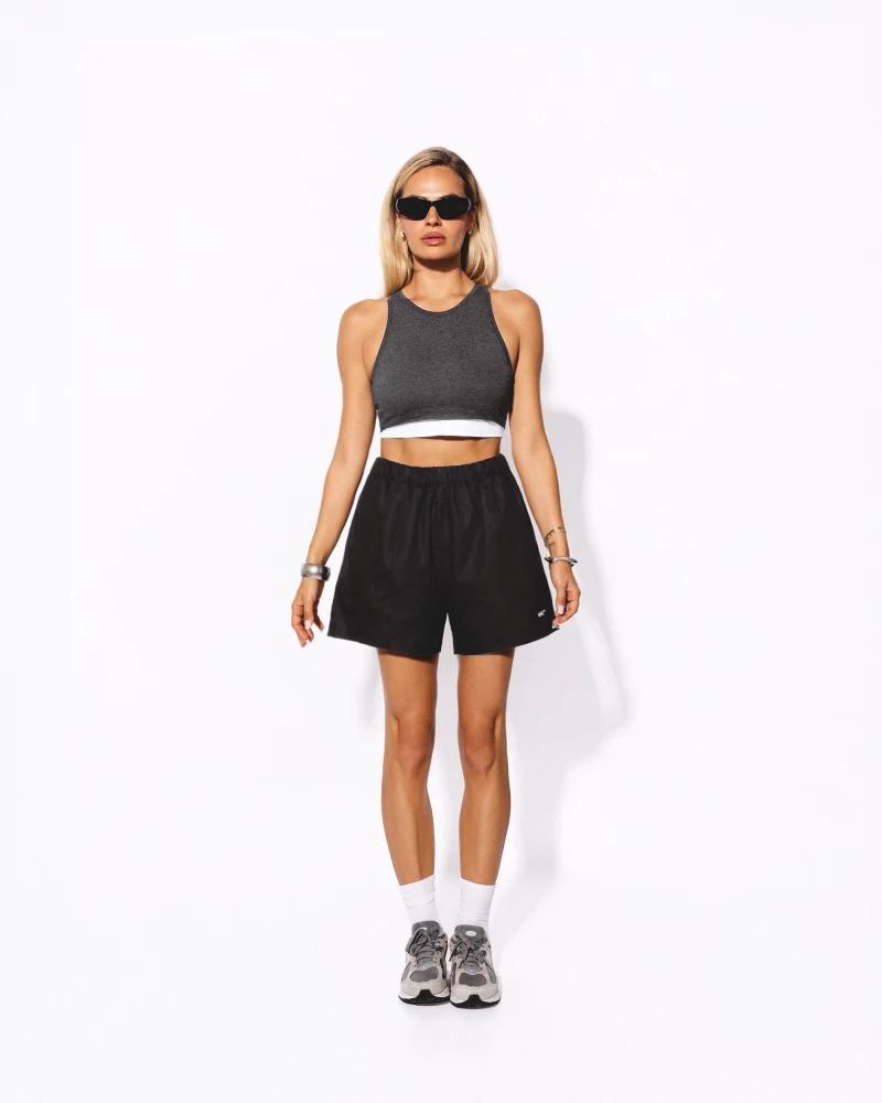 Modelka w stylizacji MNC Studios - top i czarne szorty